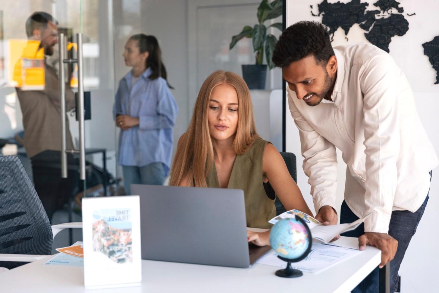 Групповое занятие по финансовому планированию в современном учебном центре